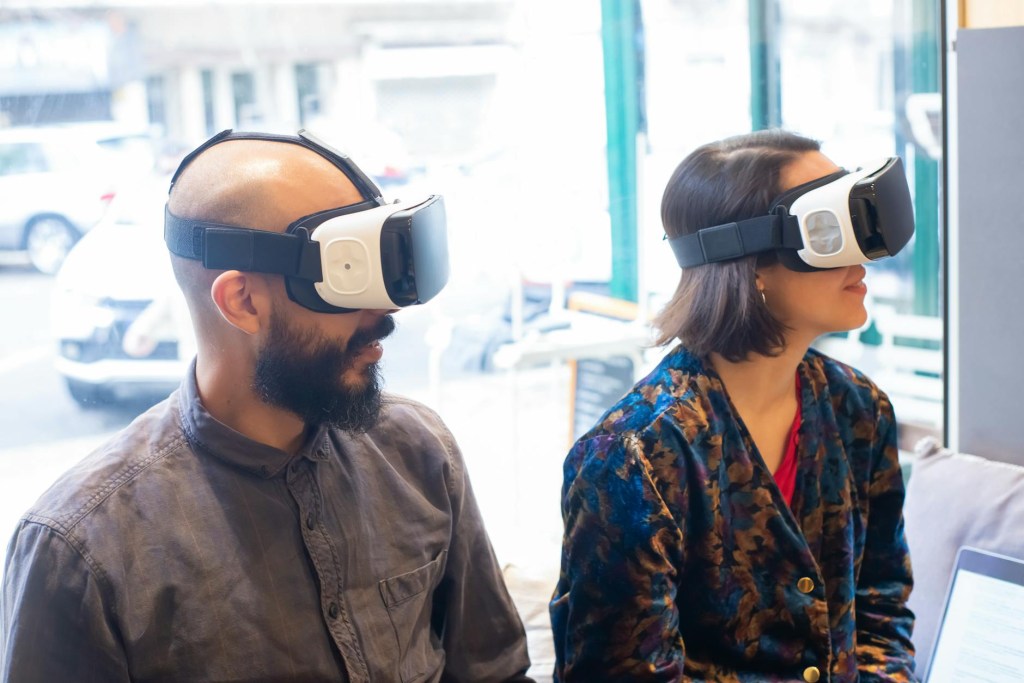 Hundreds of people use the no-goggle Metaverse